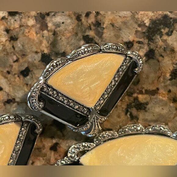 Vintage 60’s-70’s enamel and marcasite earrings and brooch. Avon Antique Silver - Picture 5 of 6